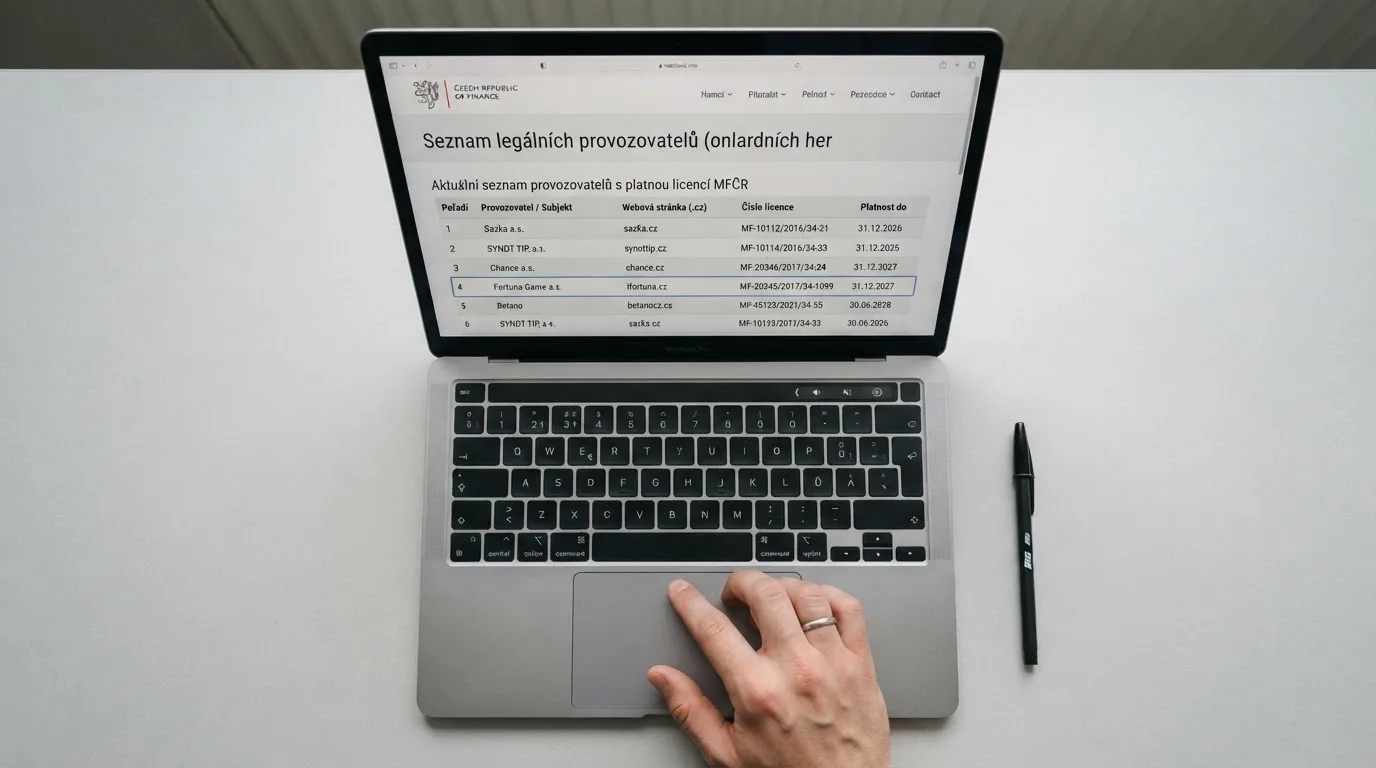 Výřez z oficiálního seznamu licencovaných provozovatelů hazardních her Ministerstva financí ČR na obrazovce počítače