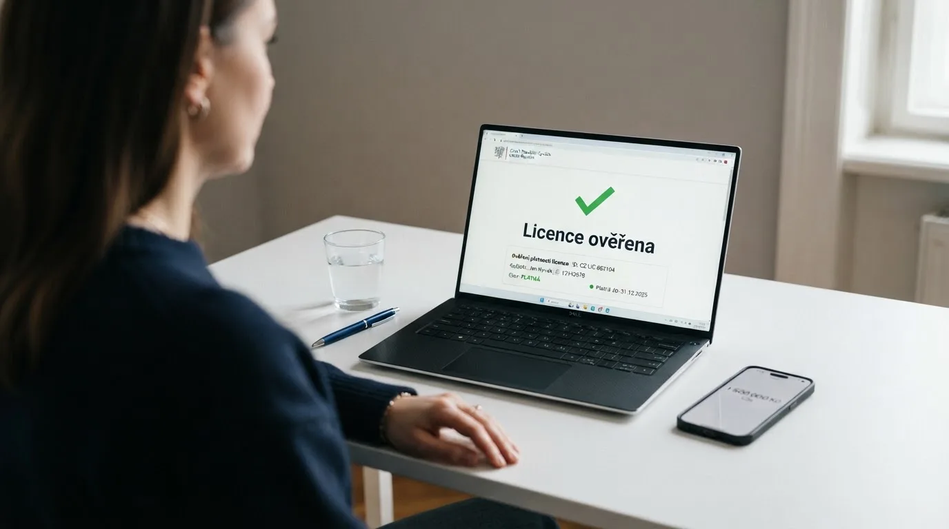 Oficiální logo Ministerstva financí ČR vedle seznamu licencovaných provozovatelů hazardních her